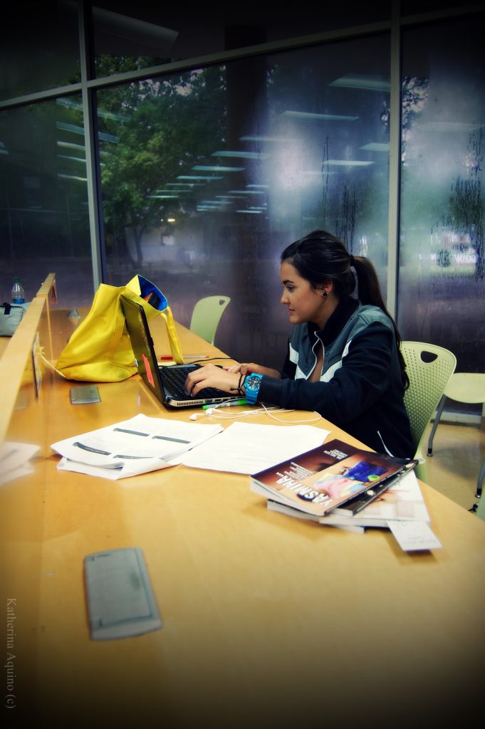 Estudiante estudiando en la Biblioteca