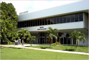 Fotografía de la Biblioteca Adelina Coppin Alvarado - vista del lado del edificio con las puertas de entrada.
