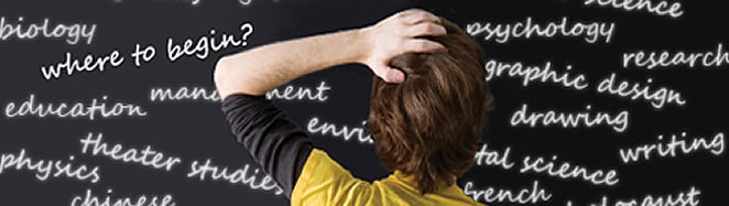 Imagen representativa a la Consejería Académica: un estudiante mirando una pizarra llena de términos de educación.