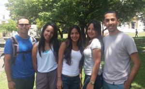 Imagen de estudiantes en la Plaza Agustín Stahl