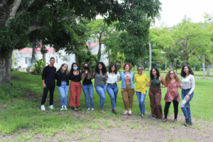 Equipo de trabajo de verano 2022 en la UPR-Cayey. En la foto, desde la izquierda: Isander J. Claudio-Rodríguez, Fabiola E. Zayas-Torres, Claudia E. Quiñones Ramos, Melisa E. Ramos Sepúlveda, Kayshla Robles Reyes, Gabriela Ortiz Laureano, María B. Serrano Abreu, Mariluz Franco Ortiz (mentora), Andrea M. Texidor Cintrón, Ísar P. Godreau (mentora) y Naomi R. Martínez-Ortiz.