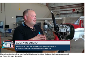 El profesor Gustavo Otero en las facilidades del Instituto de Aeronáutica y Aeroespacial de Puerto Rico en Aguadilla. 