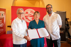 Posando de izquierda a derecha: Alexis Massol, Angélica Varela y Arturo Massol, mostrando el acuerdo de colaboración.