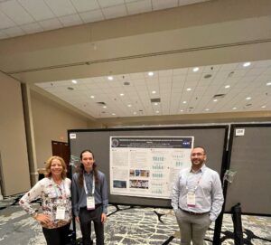 Dra. Laura I. Santiago Pérez, Catedrática Auxiliar del Departamento de Química, junto con los estudiantes Juan Álvarez Cagua del Departamento de Ingeniería y Emmanuel J. Rosario Marrero del Departamento de Biología