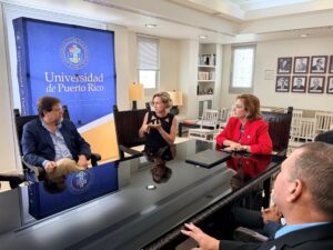 La presidenta de la Universidad de Puerto Rico, Dra. Zayira Jordán Conde, junto con la presidenta de la University of Louisiana Monroe, Dra. Carrie L. Castille, y varios funcionarios sentados en una mesa.