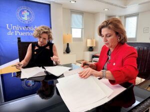 La presidenta de la Universidad de Puerto Rico, Dra. Zayira Jordán Conde, y la presidenta de la University of Louisiana Monroe, Dra. Carrie L. Castille, firman el memorando de entendimiento el 12 de junio de 2026