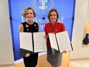 La presidenta de la Universidad de Puerto Rico, Dra. Zayira Jordán Conde, y la presidenta de la University of Louisiana Monroe, Dra. Carrie L. Castille, mostrando el memorando de entendimiento