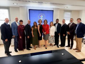 Foto en grupo en el centro: La presidenta de la Universidad de Puerto Rico, Dra. Zayira Jordán Conde, y la presidenta de la University of Louisiana Monroe, Dra. Carrie L. Castille