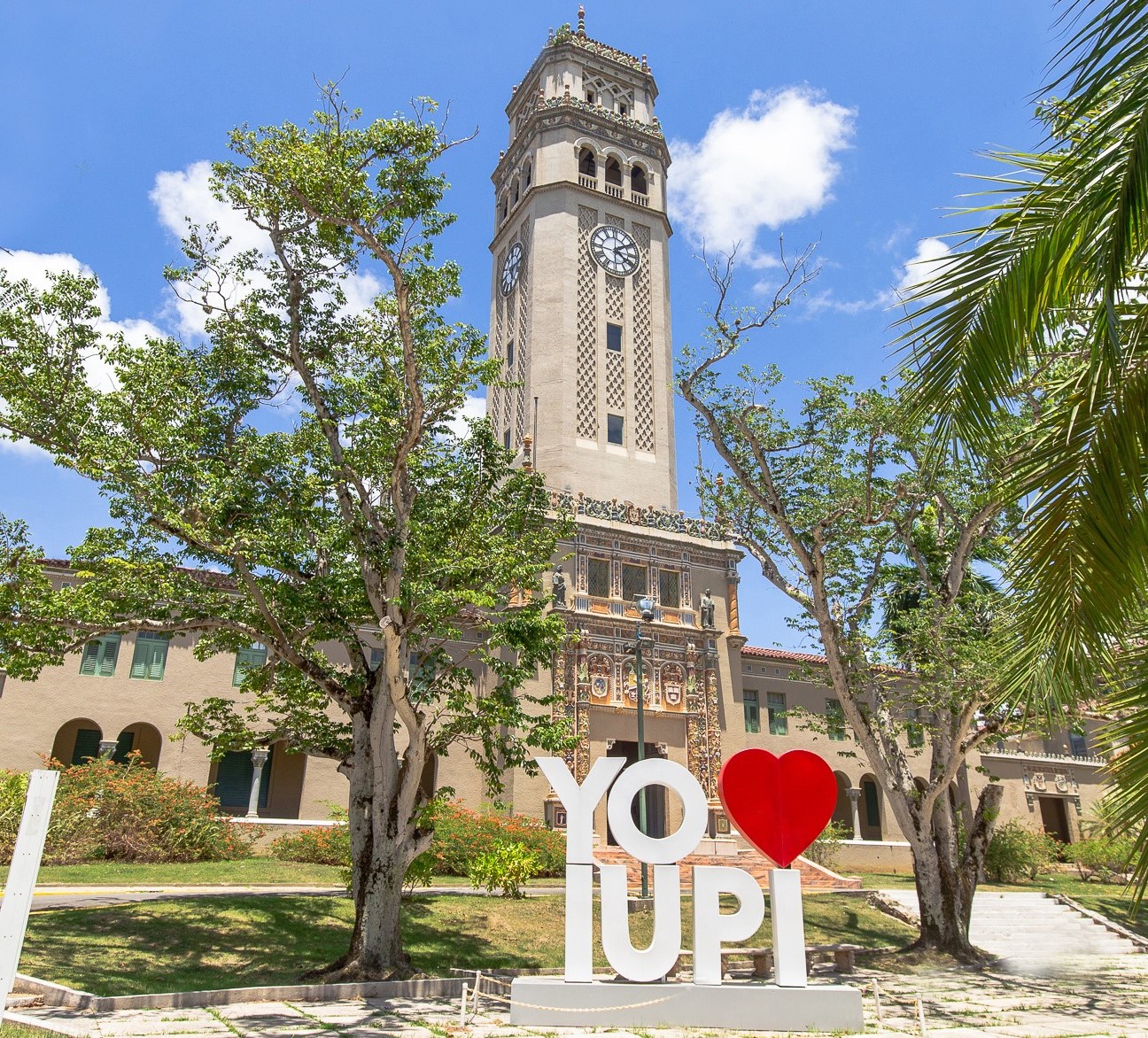 Torre de la UPR Río Piedras, al frente letras que leen: Yo amo la iupi.