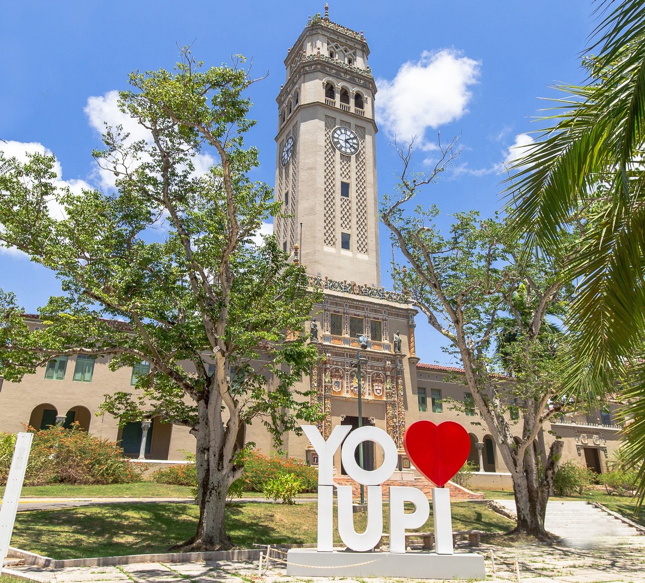 Rio Piedras Torre de la UPR Río Piedras, al frente letras que leen: Yo amo la iupi.