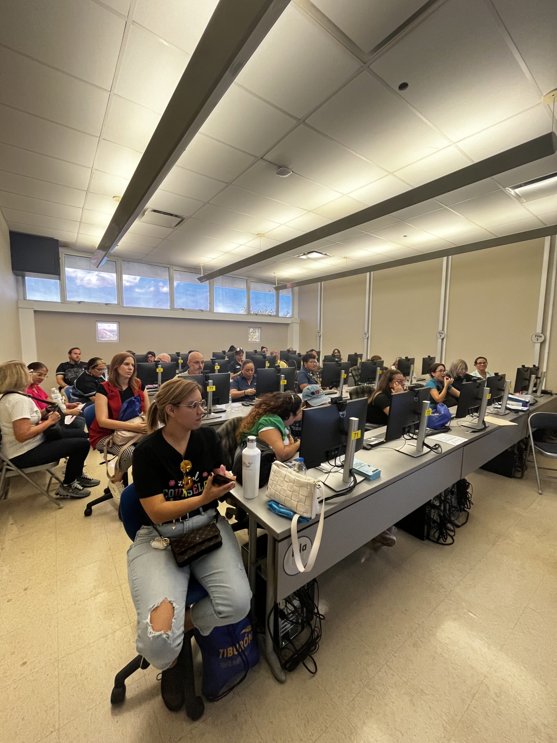 Orientadores y consejeros escolares durante el taller educativo