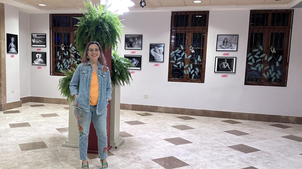 Susan M. Olivera Alonso junto a sus obras en exhibicion