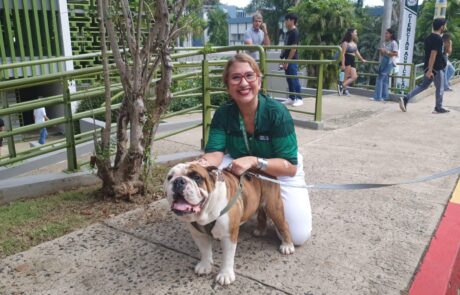 Dra. Nancy Vicente Decana de Asuntos Académicos con la mascota del RUM