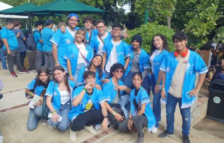 Estudiantes de la Escuela Mil Mascaras de Hormigueros
