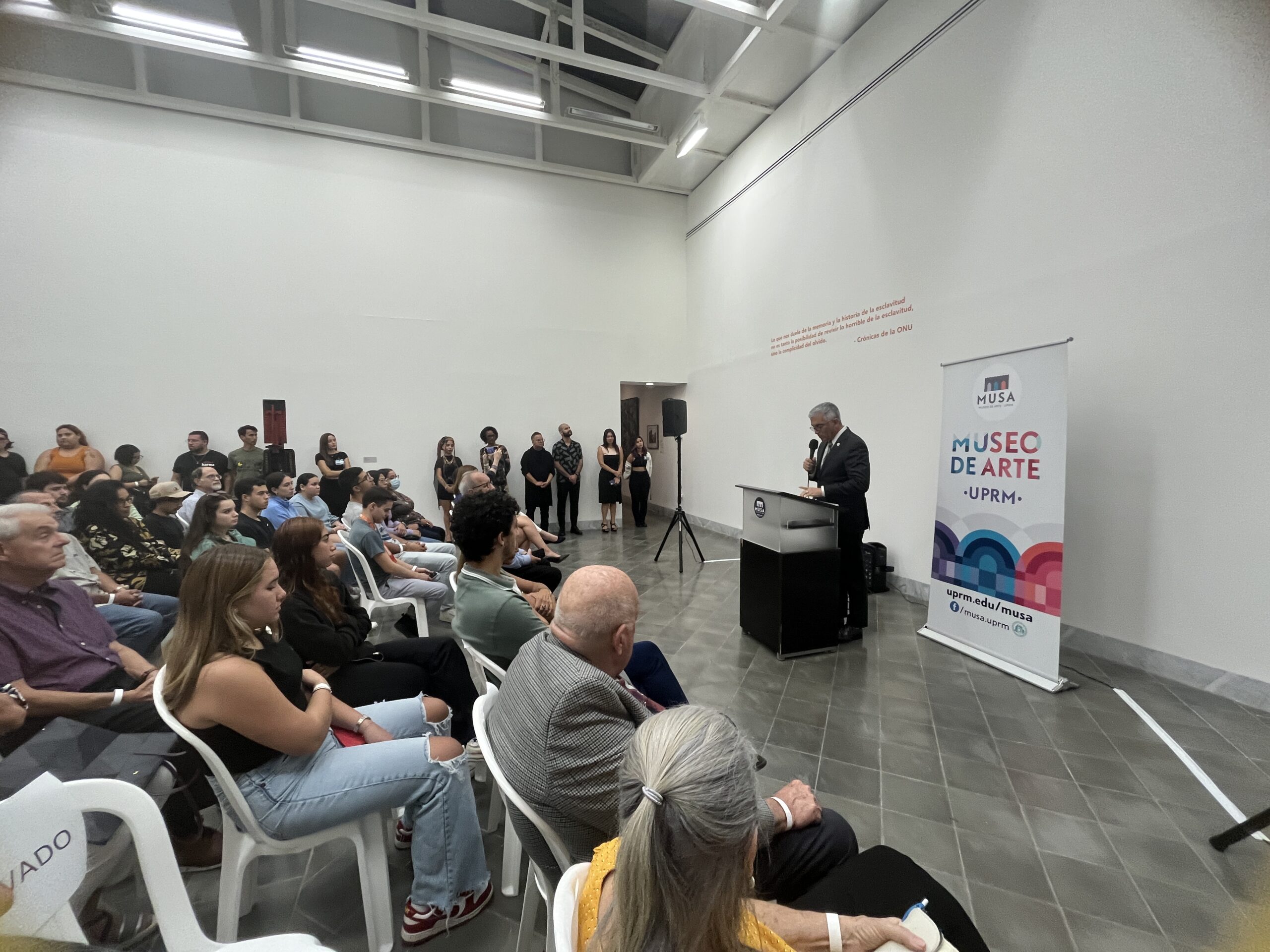 IMG_1011 Publico sentado frente al orador que está detras de un podio, en el museo de arte