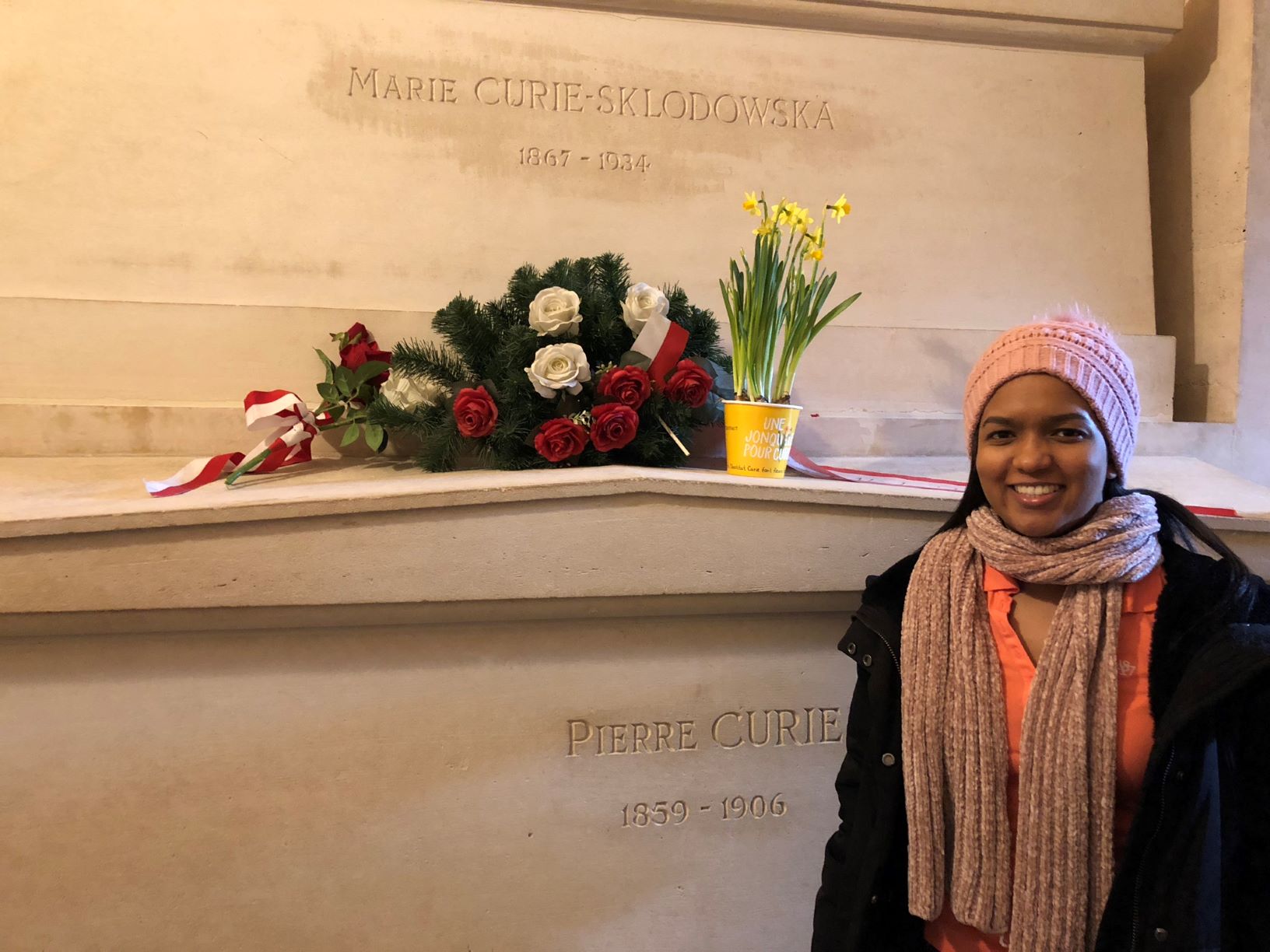 Julissa Gonzalez Villegas estudiante investigadora en el CICiM – en mausoleo Marie Curie Sklodowska en Francia Julissa Gonzalez Villegas estudiante investigadora en el CICiM - en mausoleo Marie Curie Sklodowska en Francia