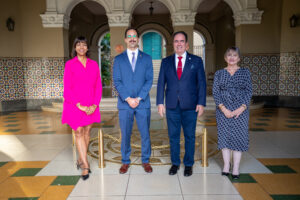 Decana de la Escuela de Derecho, Vivian I. Neptune Rivera, Estudiante René A. Hernández González, Presidente de la UPR, Dr. Luis A. Ferrao Delgado y Rectora del Recinto de Río Piedras, Dra. Angélica Varela LLavona.