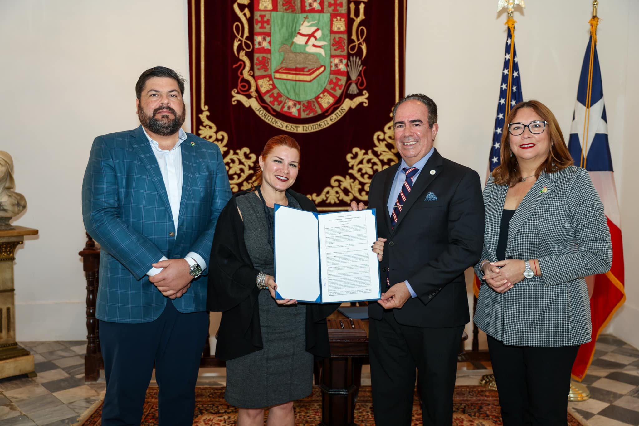 424637853_924470412573753_6387592448313589555_n Noelia García Bardales (secretaria de la Gobernación), y el Dr. Luis A. Ferrao (presidente de la Universidad de Puerto Rico), mosrando el acuerdo firmado.