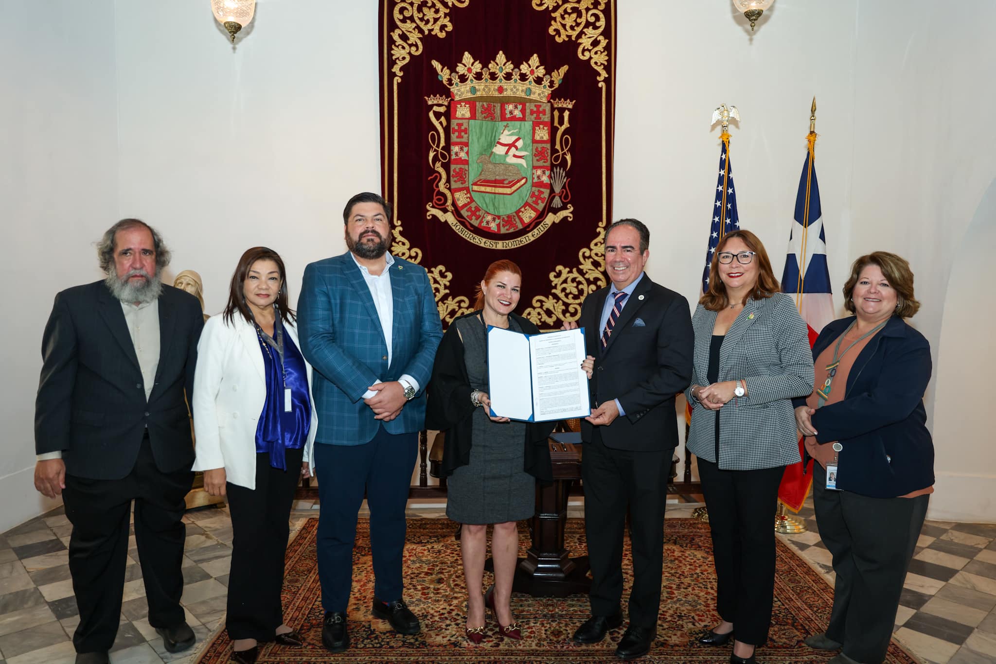 424639413_924470312573763_3156714906720638416_n Grupo de personas y en el centro Noelia García Bardales (secretaria de la Gobernación), y el Dr. Luis A. Ferrao (presidente de la Universidad de Puerto Rico), sosteniendo el acuerdo firmado.