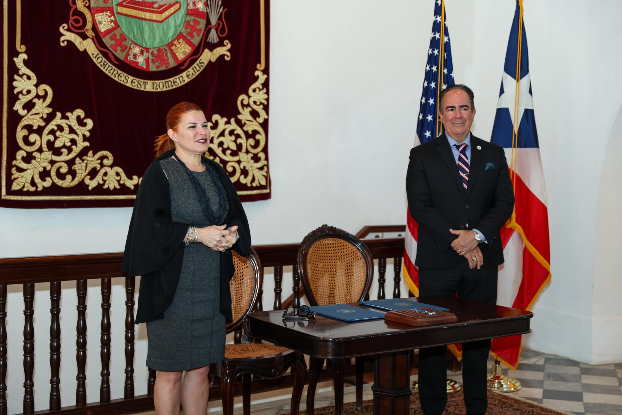 424707627_924470319240429_4176372092466685265_n Noelia García Bardales (secretaria de la Gobernación), y el Dr. Luis A. Ferrao (presidente de la Universidad de Puerto Rico), al lado de la mesa con el acuerdo.