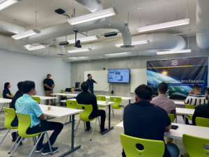 El Sr. Howard Ayala, personal de Adiestramiento y Desarrollo, explica sobre las diversas localidades de Lufthansa Technik a nivel mundial.