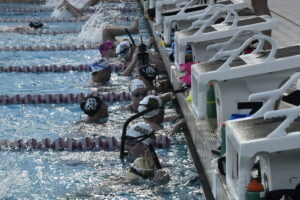 Atletas en el borde de la piscina