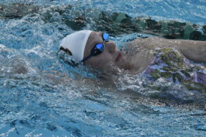 Atleta nadando en piscina.