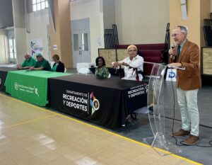 Persona en podio hablando