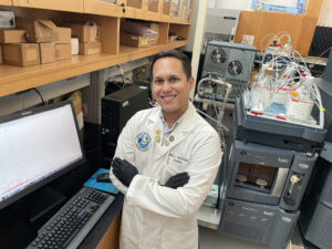 Jeremy J. Colón Morales en laboratorio frente a una computadora.