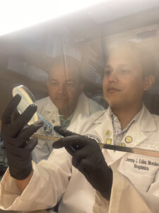 Jeremy J. Colón Morales junto a su mentor Dr. Abel Baerga realizando investigación.
