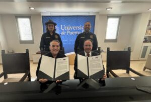 El CEO de GFR Media, Pedro Zorilla; el presidente de la UPR, Luis Ferrao Delgado; y los representantes estudiantiles Sebastián Segarra, de Utuado, y Emmanuel Rosario, de Bayamón, anunciaron el acuerdo.