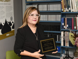 La doctora Gladys E. López Soto es la primera puertorriqueña en obtener el premio I love My Librarian, que otorga la American Library Association.