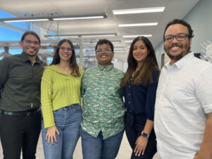 En el centro, los estudiantes-investigadores Héctor Torres y Kellyann Román, becados por la Conferencia Anual de Investigadores Emergentes Nacionales de EE. UU., para presentar sus estudios científicos. Los acompañan sus tres mentores, el Dr. Rafael Maldonado, Valerie Ortiz (candidata doctoral) y Dr. Luis Prieto, todos adscritos al CICiM-UPR. 