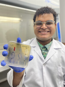 Héctor Torres tiene un particular estudio con los coquíes, en busca de compuestos naturales bioactivos. Este joven becado es estudiante-investigador en el CICiM-UPR, específicamente, en el Laboratorio de Investigación en Biología Molecular y Antimicrobianos.