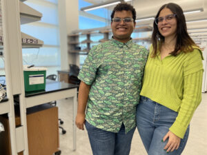 Héctor Torres y Kellyann Román fueron premiados para viajar a Washington DC para presentar sus investigaciones, cuyos temas centrales son los coquíes y el Coronavirus 2, respectivamente. Ambos jóvenes son estudiantes-investigadores en el Laboratorio de Investigación en Biología Molecular y Antimicrobianos, dirigido por el Dr. Rafael Maldonado, ubicado en el CICiM-UPR.