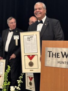 Rey Almodóvar, mostrando premio obtenido.