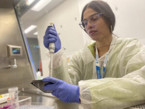 La universitaria Kellyann Román busca encontrar nuevas formas de combatir los virus como el Coronavirus 2, relacionado con el Síndrome Respiratorio Agudo Severo (SARS-CoV-2). Su investigación la desarrolla en el CICiM-UPR, bajo la tutela del Dr. Rafael Maldonado.