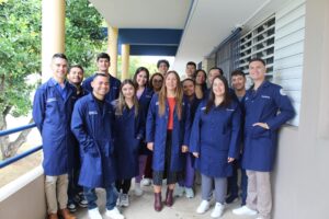 La doctora Juliana Pérez Laspier junto a sus estudiantes de investigación en el Laboratorio de Biología Molecular y Celular
