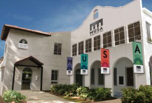 Frente del Museo de Arte del Recinto Universitario de Mayagüez