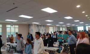 Estudiantes en un salon atendiendo un seminario.