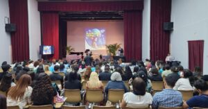 Vista desde la parte de atraz del salon del seminario.  Al fondo se ve un afiche proyectado.