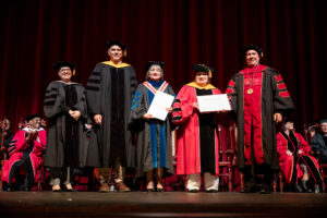 de izquierda a derecha: Rafael Ithier (sentado); Dra. Mirerza González; Dr. Carlos Corrada; Dra. Angélica Varela, rectora; Dra. Nadia Cordero Antuñano y Dr. Luis Ferrao, presidente de la UPR