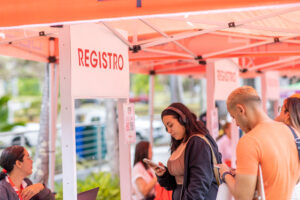Persona en el área de registro para la feria de empleo