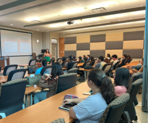 Estudiante de UPR Aguadilla en el taller introductorio de Aula Invertida.