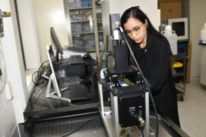 Estudiante en laboratorio haciendo investigación.