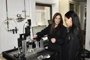 Dra. Claribel Acevedo Vélez junto con estudiante en un laboratorio.