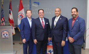 Brad Dean, Oficial ejecutivo de Discover Puerto Rico, Luis A. Ferrao Delgado, Presidente de la UPR, José I. Meza Pereira, Rector de la UPR Carolina. 