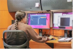 Estudiante en una computadora