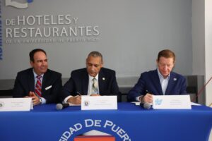 Luis A. Ferrao Delgado, Presidente de la UPR, José I. Meza Pereira, Rector de la UPR Carolina, y Brad Dean, Oficial ejecutivo de Discover Puerto Rico. Firmando la alianza.