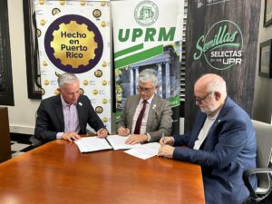 Agrónomo Jorge Ramírez a la izquierda, el rector Agustín Rullán al centro firmando la alianza